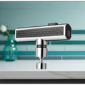 Extensor de grifo 4 en 1 color plata con chorro de agua en modo cascada sobre un fregadero | Pillaca