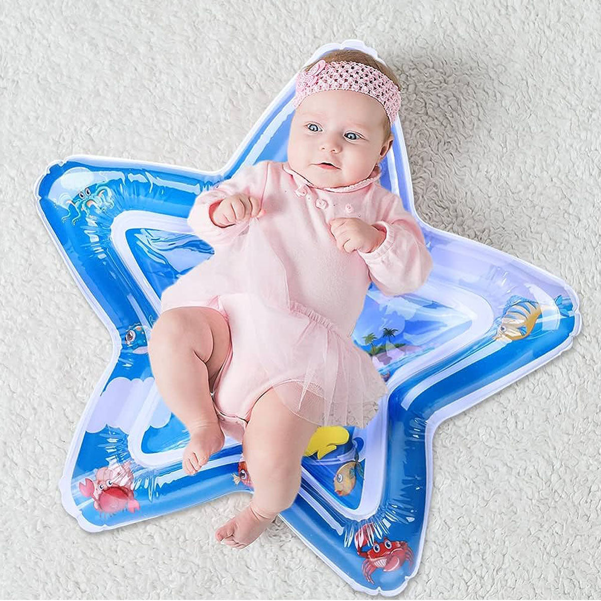Tapete de agua inflable color verde con peces y estrellas flotantes, bebé jugando encima | Pillaca