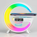 Reloj despertador inteligente color negro con pantalla LED, altavoz integrado y luz de colores sobre mesa de noche | Pillaca