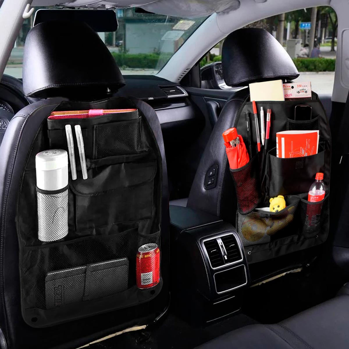 Organizador de asiento trasero color negro con bolsillos llenos de juguetes y botellas instalado en un carro | Pillaca