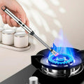 Encendedor de plasma negro con punta flexible generando arco eléctrico violeta sobre fondo de cocina | Pillaca