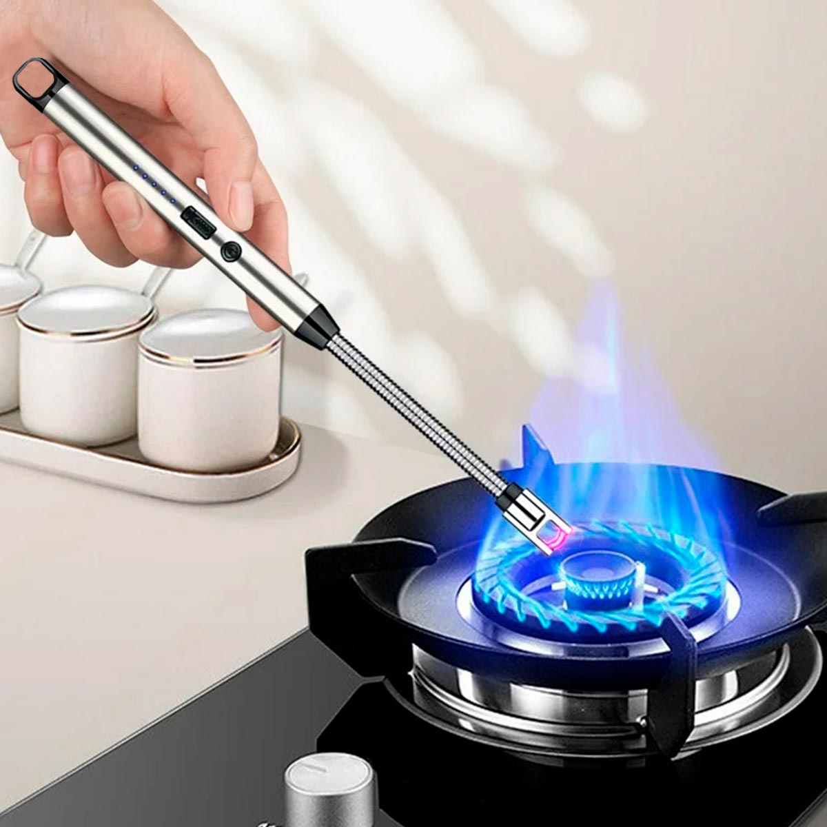 Encendedor de plasma negro con punta flexible generando arco eléctrico violeta sobre fondo de cocina | Pillaca