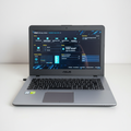 Portátil Asus X442URR color gris cerrado sobre fondo blanco con mouse y teclado inalámbrico. Img 01 | Pillaca