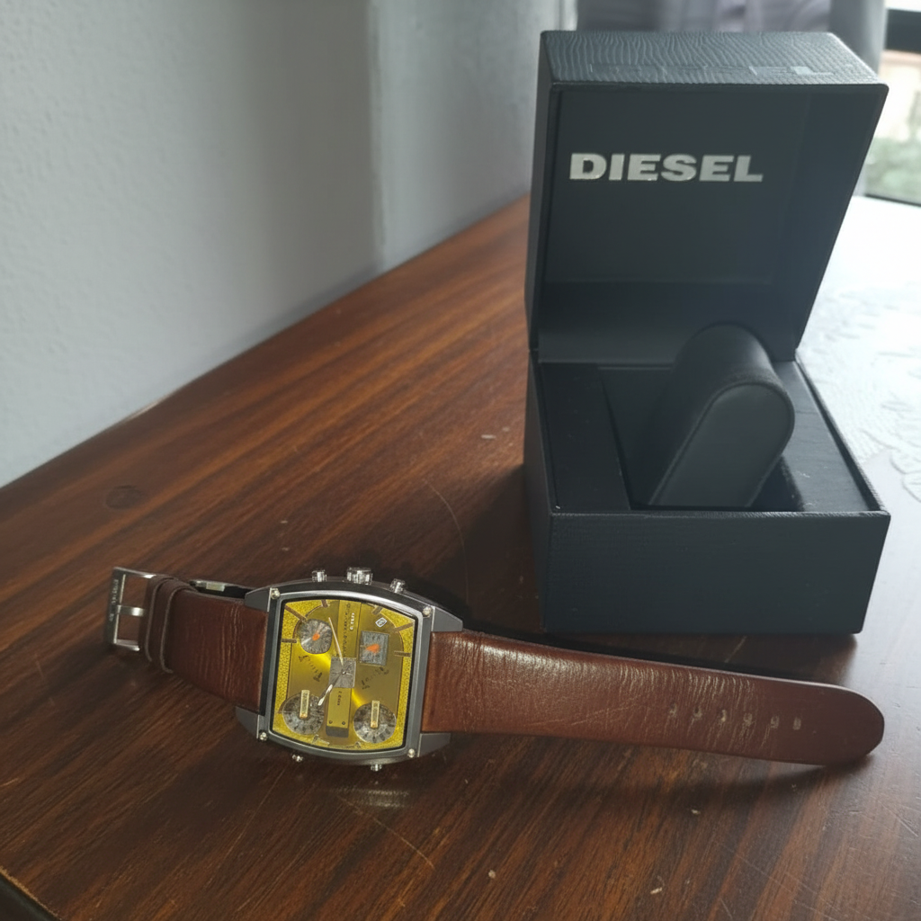 Reloj Diesel DZ7327 caja rectangular acero inoxidable correa piel marrón fondo blanco. Img 01 | Pillaca